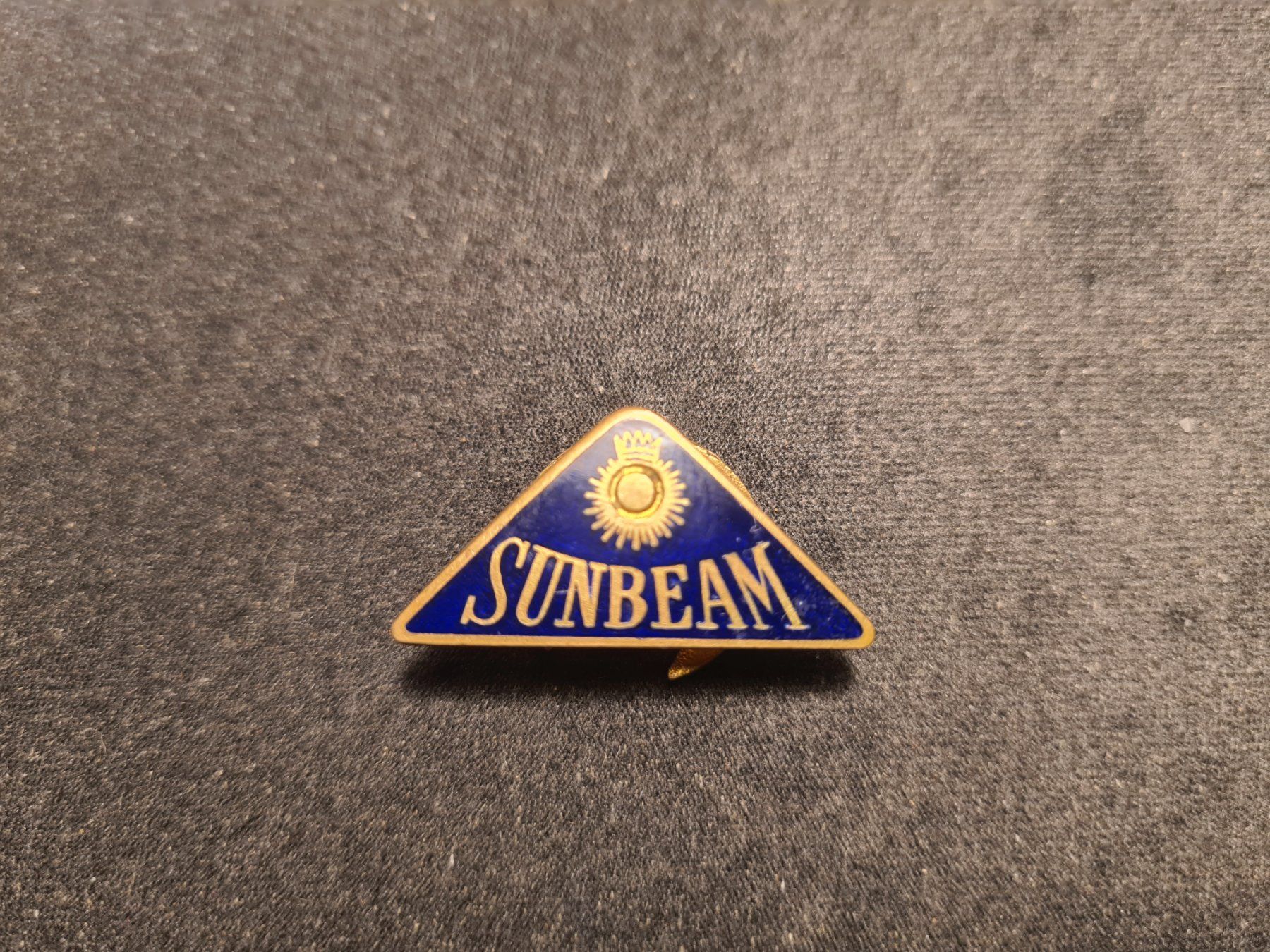Placchette & Badge: SUNBEAM  BOUTONNIERE  VINTAGE  COLLECTION – Usato da Bellevue venduto da BURGOLMANIA