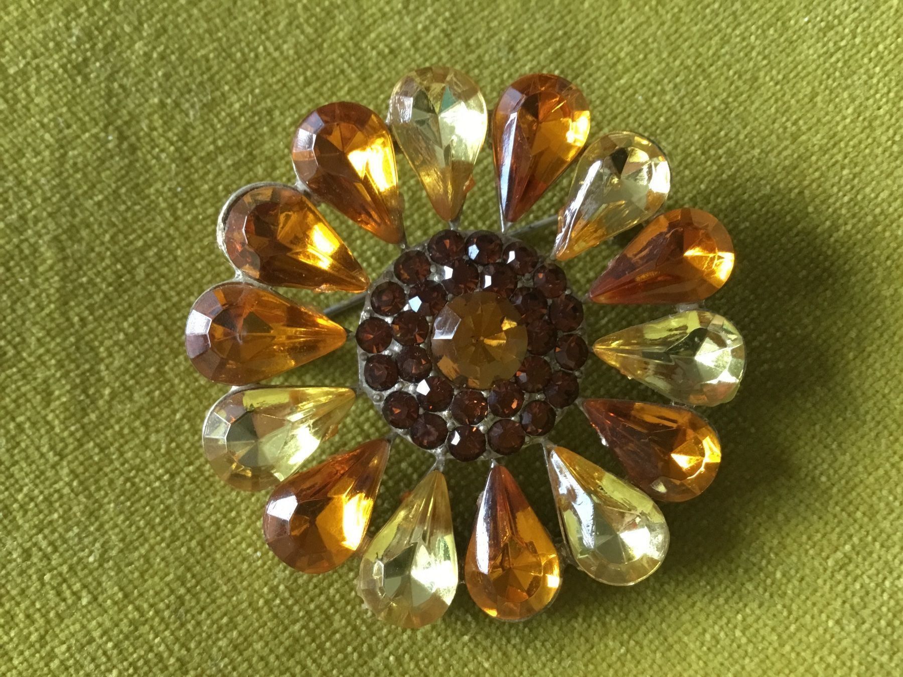 Spille & Fermagli: Broche décorative fleur jaune ocre – Nuovo e nell'imballaggio originale da Le Landeron venduto da nic_8hd5