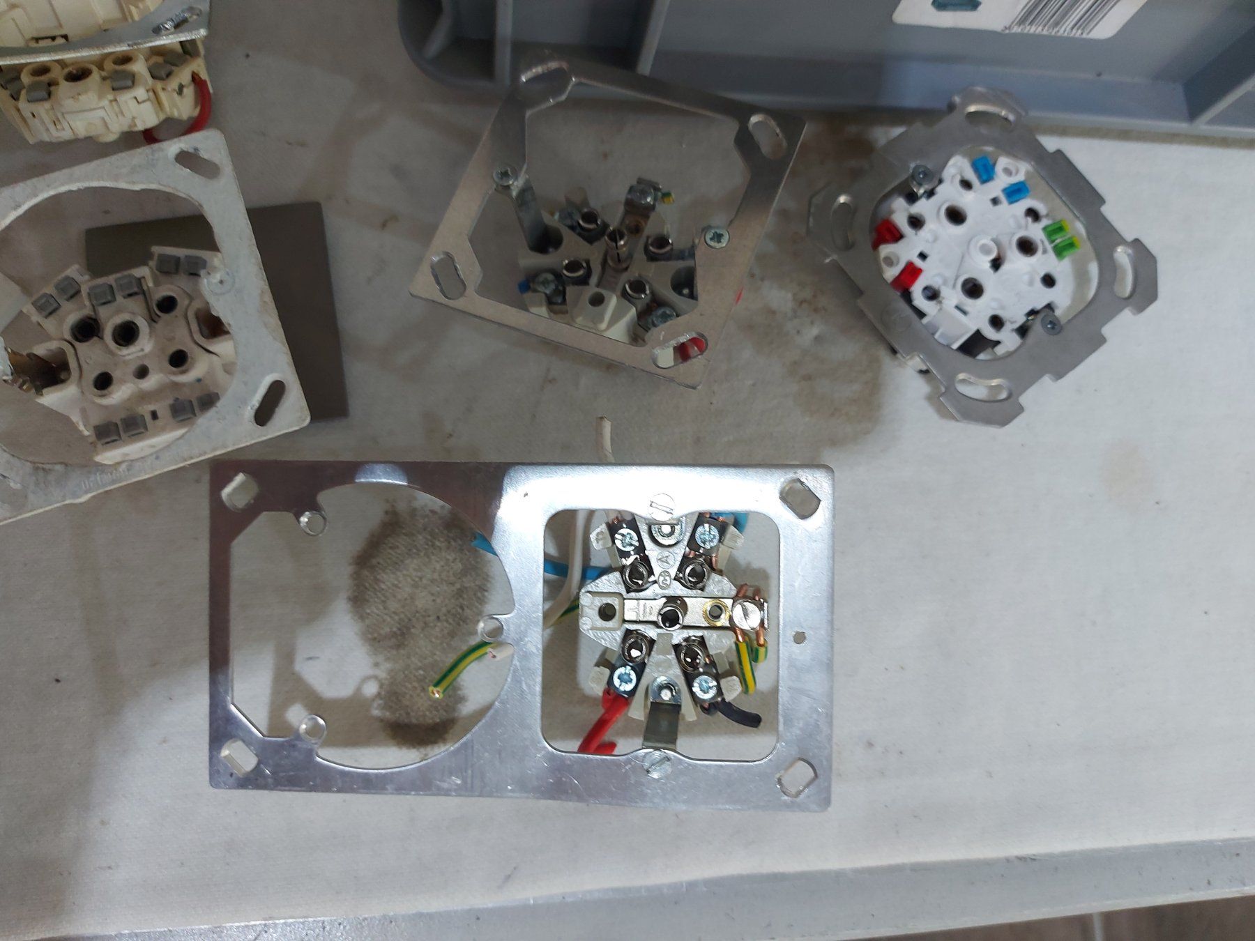 ABB Spine: Lichtschalter und Steckdosen  (17) – Usato da Rheinau venduto da profitronic.shop 4