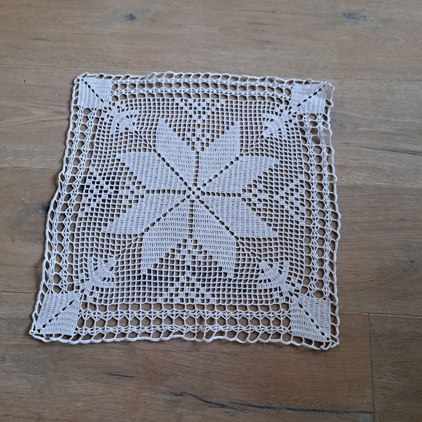Altra biancheria da tavola: Handgestrickte Tischdecke, weiss, neuwertig, – Usato da Kriegstetten venduto da Jakasi