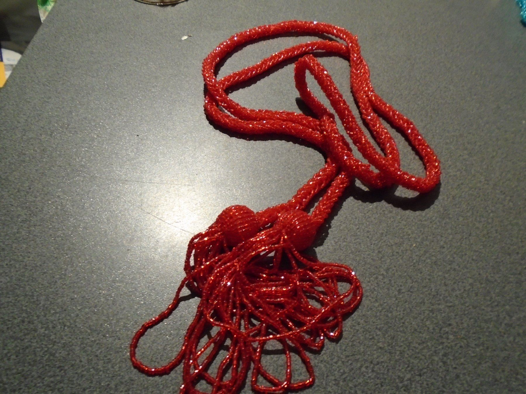 Ketten: Kette mit kleinen Perlen rot, lang – Gebraucht aus Zürich von abraxas1291