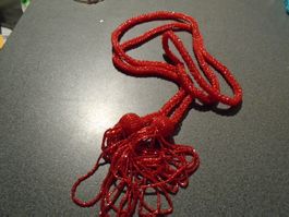Kette mit kleinen Perlen rot, lang