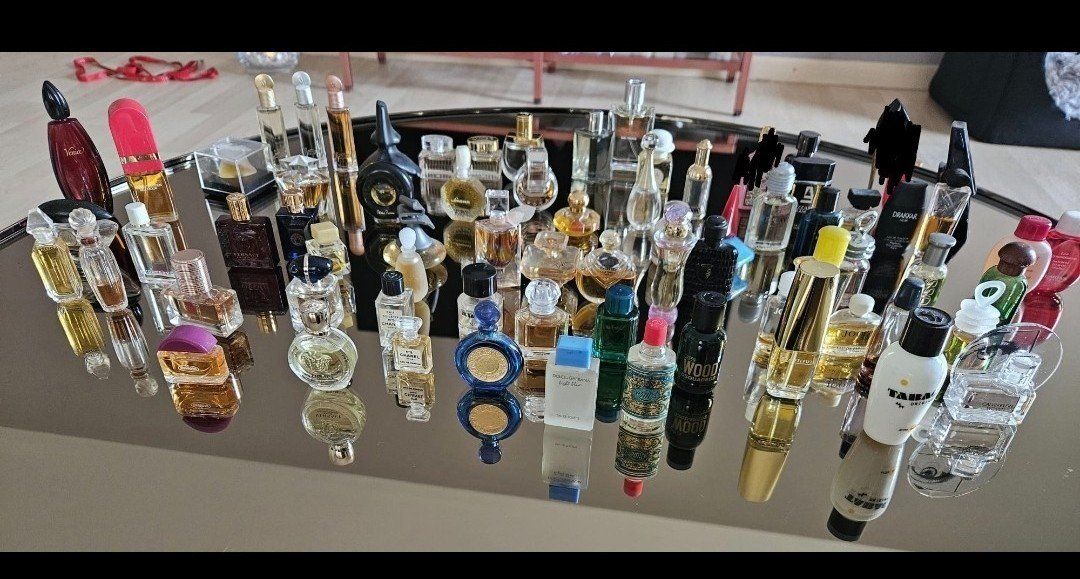 Flaconi: 75 Originale edle Mini-Parfumflacons – Nuovo (secondo la descrizione) da Zürich venduto da Sonne0125