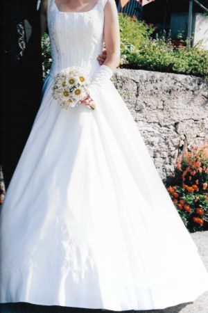Traumhaftes Hochzeitskleid in strahlendem Weiss