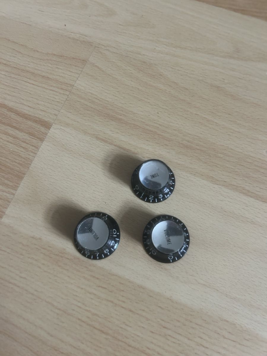 Gibson Strumenti musicali: 3x Vintage Gitarren Knöpfe Knobs Volume/Tone Gibson 1997 – Usato da Solothurn venduto da CityNordMarketplace