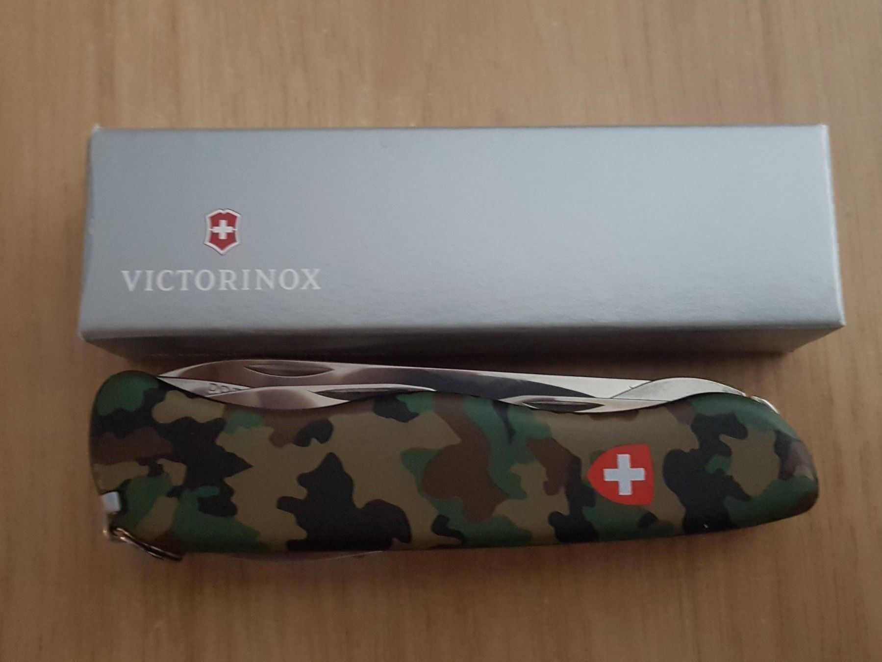 Victorinox Coltelli tascabile: Victorinox tarn mit Schweizerwrappen‪ – Nuovo e nell'imballaggio originale da Tenero venduto da Poker80