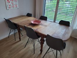 Ausziehbarer Holztisch (ohne Stühle)