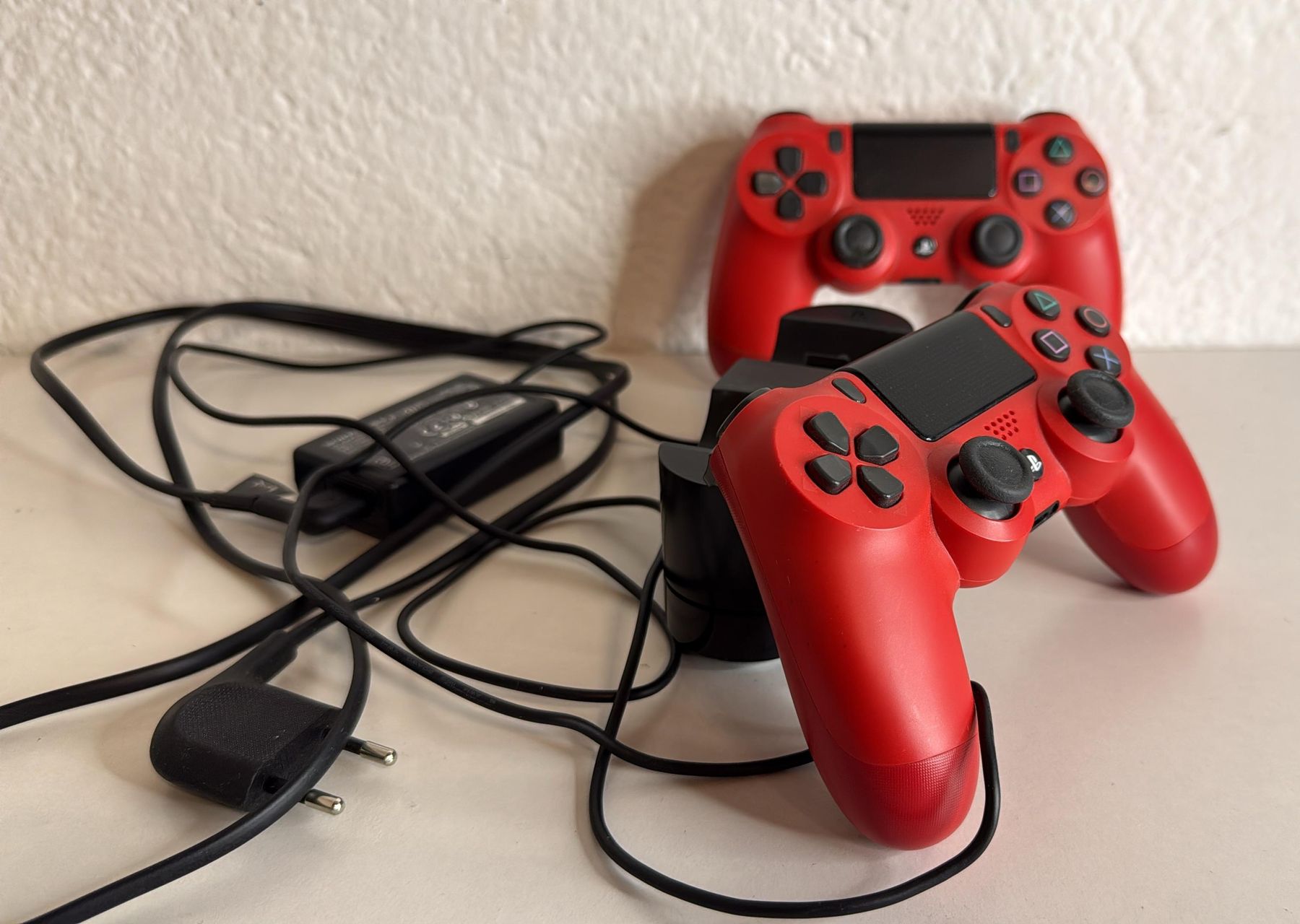 Manettes: 2x Sony PS4 Controller Dualshock 4 Rot mit Ladestation – D'occasion à Ehrendingen par lax21 3