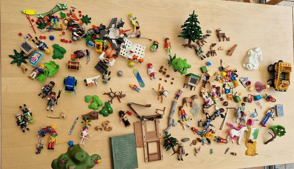Playmobil Jouets: Playmobil diverse Teile - Tiere, Pferde, Auto etc. – D'occasion à Hinwil par gelbwinnie
