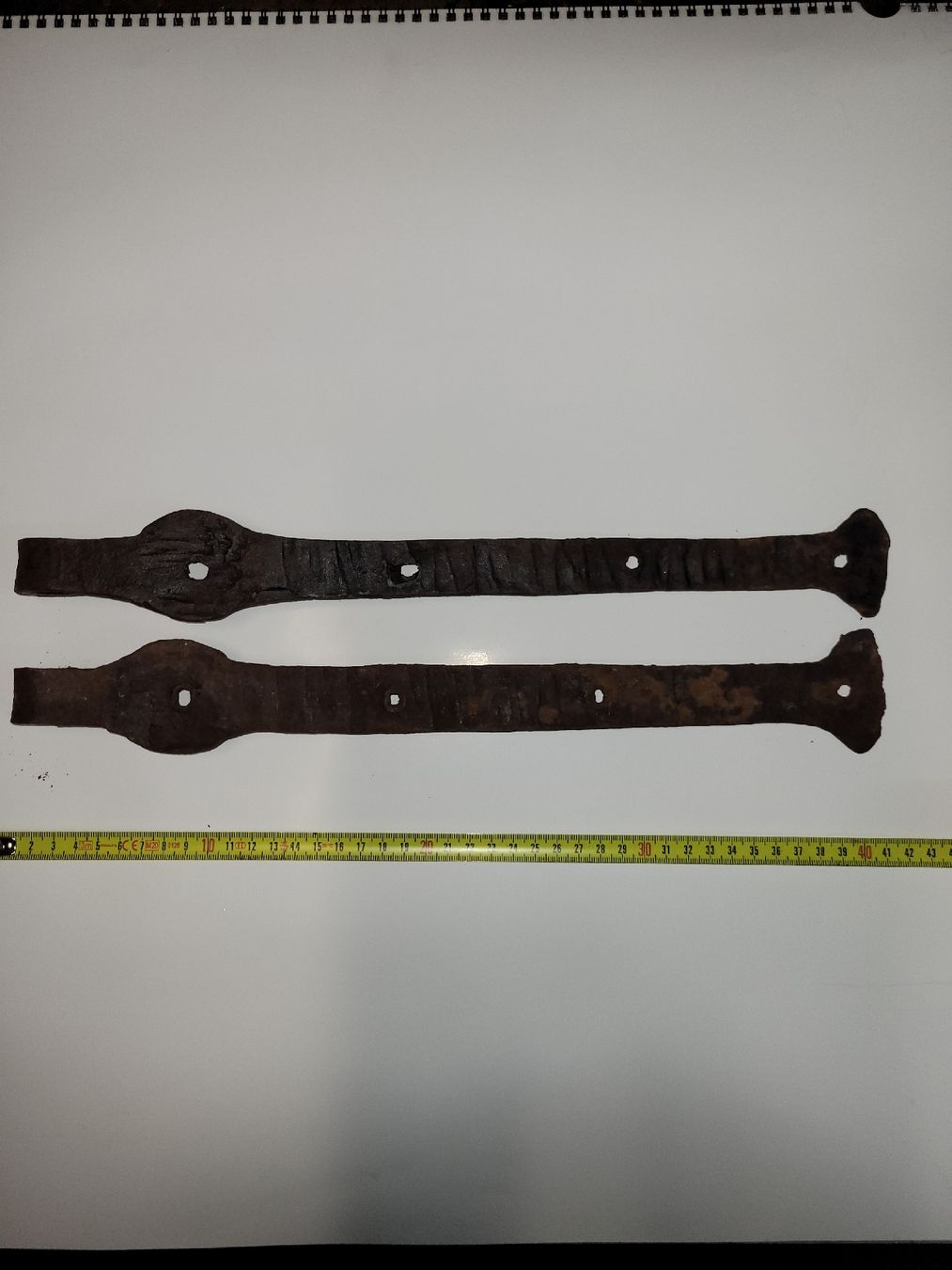 Ferramenta: Alte schmiedeiserne Fensterladenbänder, ca. 39 cm lang – Usato da Flims Dorf venduto da Snowhite74 1