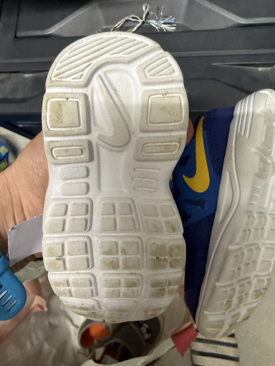 Nike Scarpe per ragazzi: Nike Schuhe  kaum gebraucht Grösse 21 – Usato da Rotkreuz venduto da SpitfireSG 1