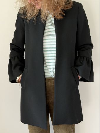 Zara Damen Mantel Schwarz mit Rüschen-Ärmeln Gr. S