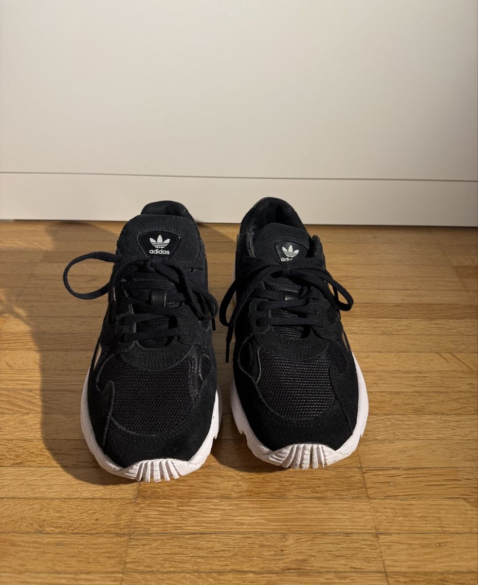 Adidas Scarpe da donna: Schwarze Adidas Falcon Sneaker, Grösse 38 – Nuovo (secondo la descrizione) da Teufen AR venduto da chi_h55m 1