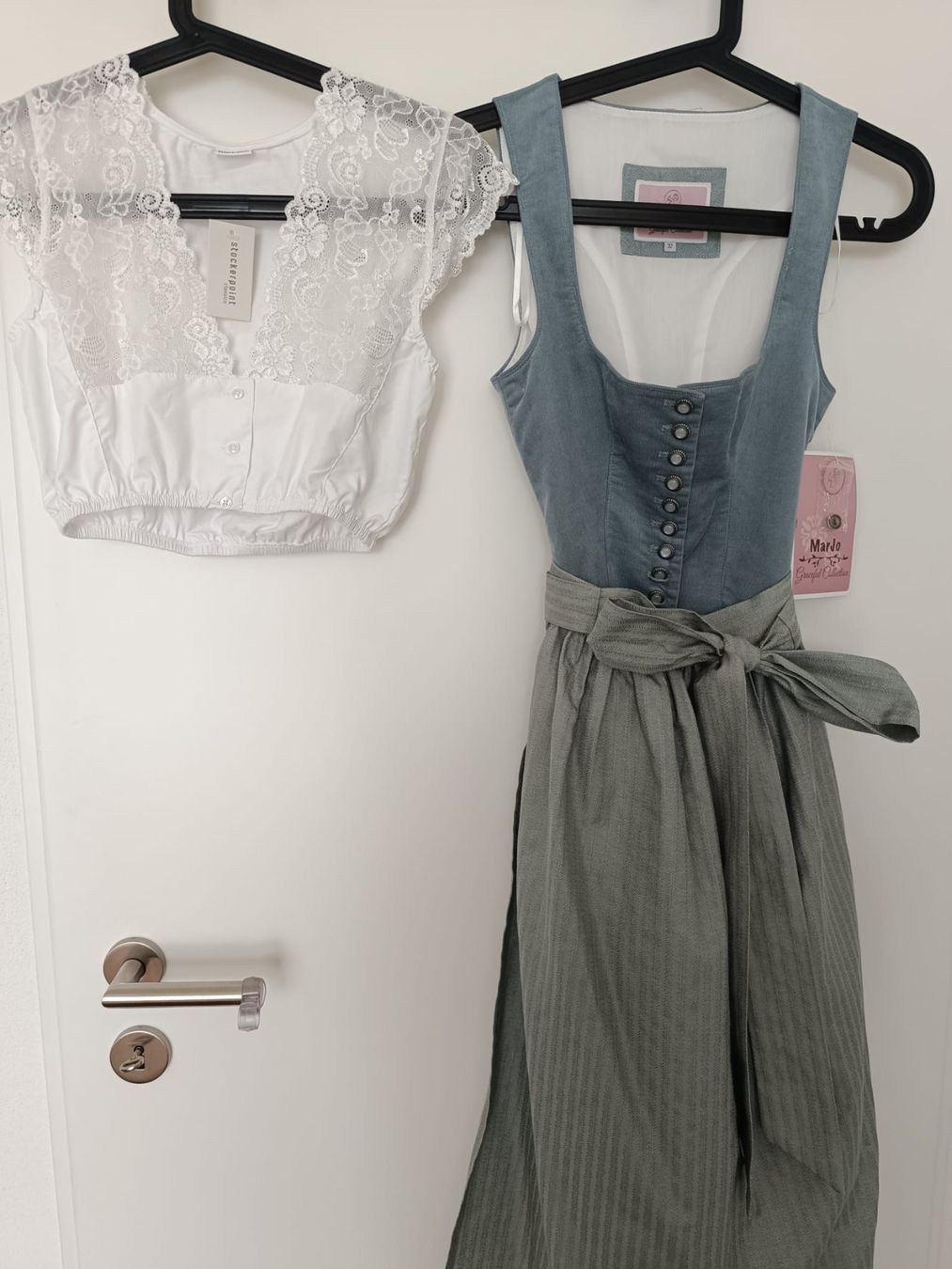 Costumi: Dirndl MarJo inkl. Bluse – Nuovo e nell'imballaggio originale da Niederrohrdorf venduto da kahaas 1