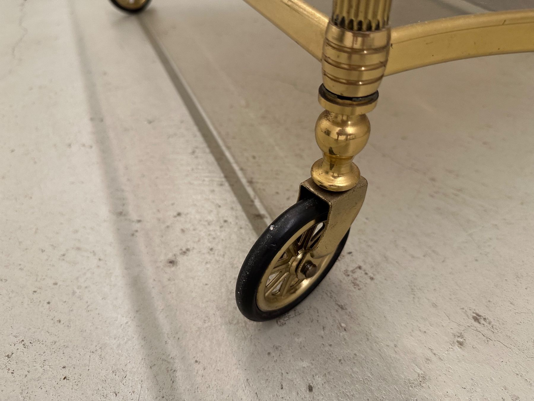 Dessertes: Barwagen Messing Glas Rauchglas Rollen antiker Stil – D'occasion à Männedorf par UrsliUrs 2