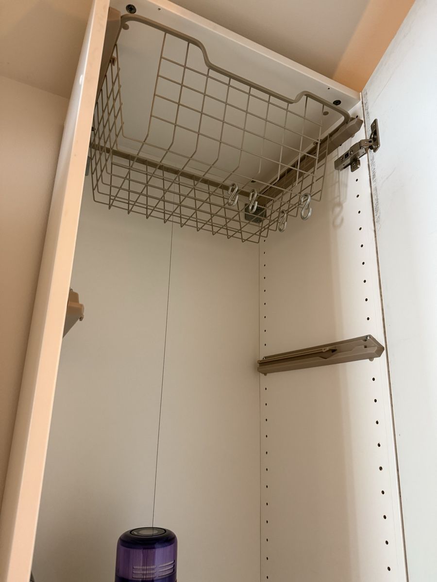 Ikea Armadi: Schrank weiss, mit Metallkorb – Usato da Zürich venduto da mic_95l5 1