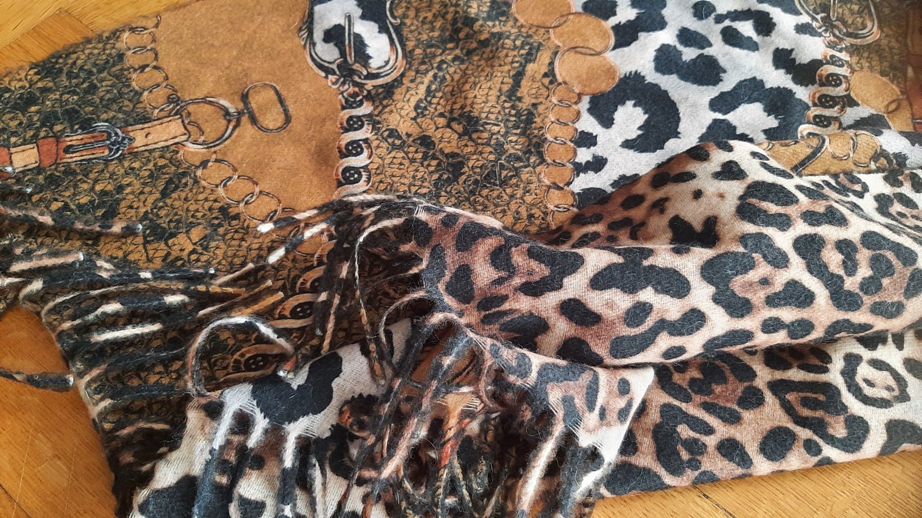Foulard & Sciarpe: Écharpe léopard von Borno Vintage – Usato da Fribourg venduto da metalhands 4