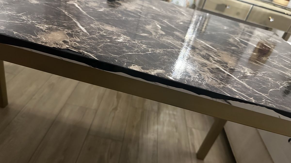 Tables: Edler Büro oder Esstisch mit Marmoroptik & goldenem Gestell – D'occasion à Richterswil par ivana025 3