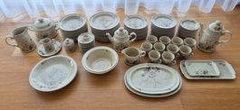 Grosses Geschirr-Set mit Blumenmuster