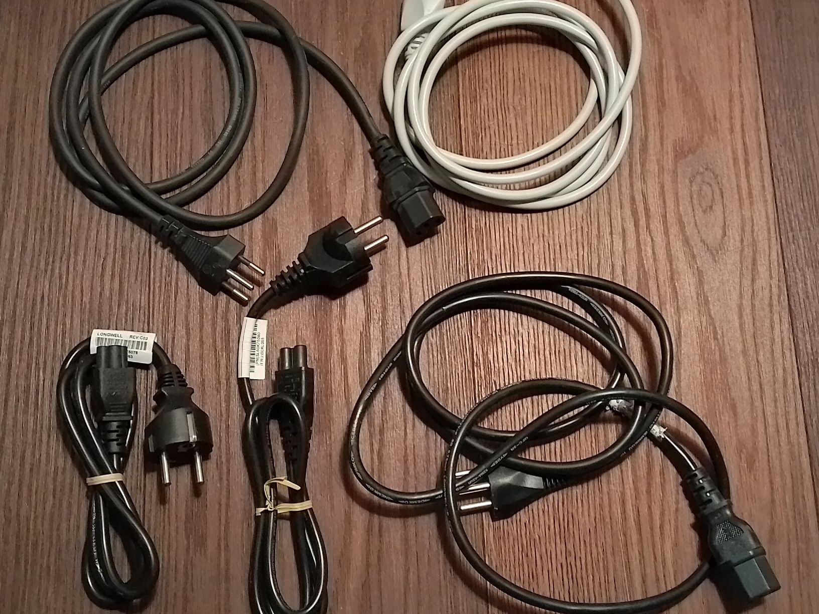 Cavi: Kaltgeräte und Notebook Kabel. – Usato da Erlinsbach venduto da Yanny 1