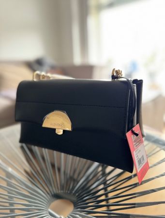 Valentino Bags Mini Tasche – Schwarz mit Goldkette – NEU mit