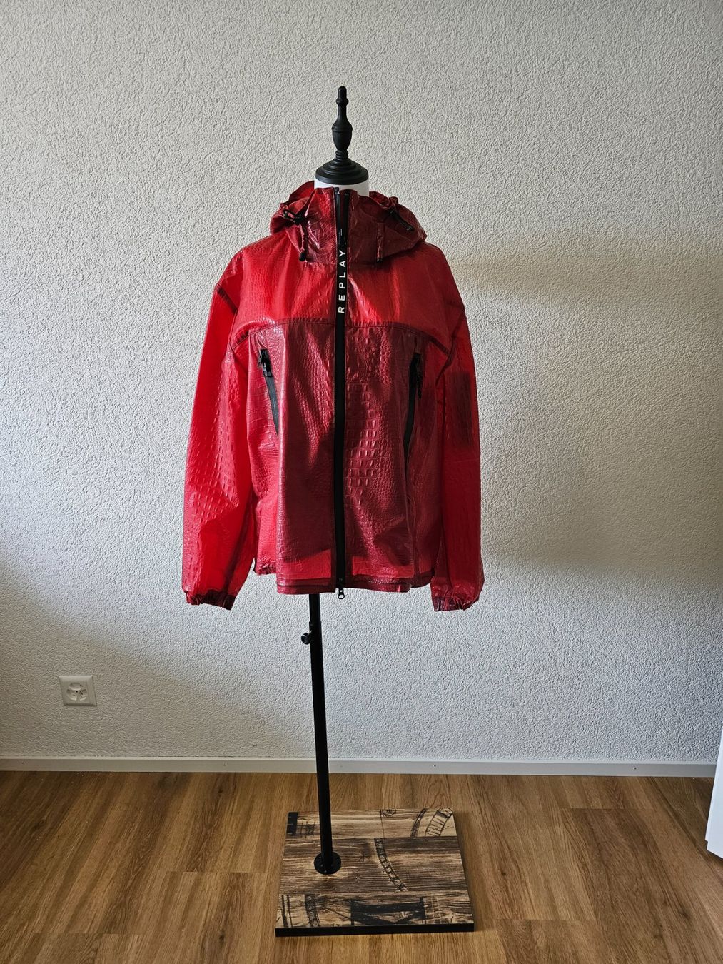Replay Giacche: Replay Regenjacke Kroko-Optik Rot Gr. S mit Kapuze – Usato da Emmen venduto da Tumanovr 1