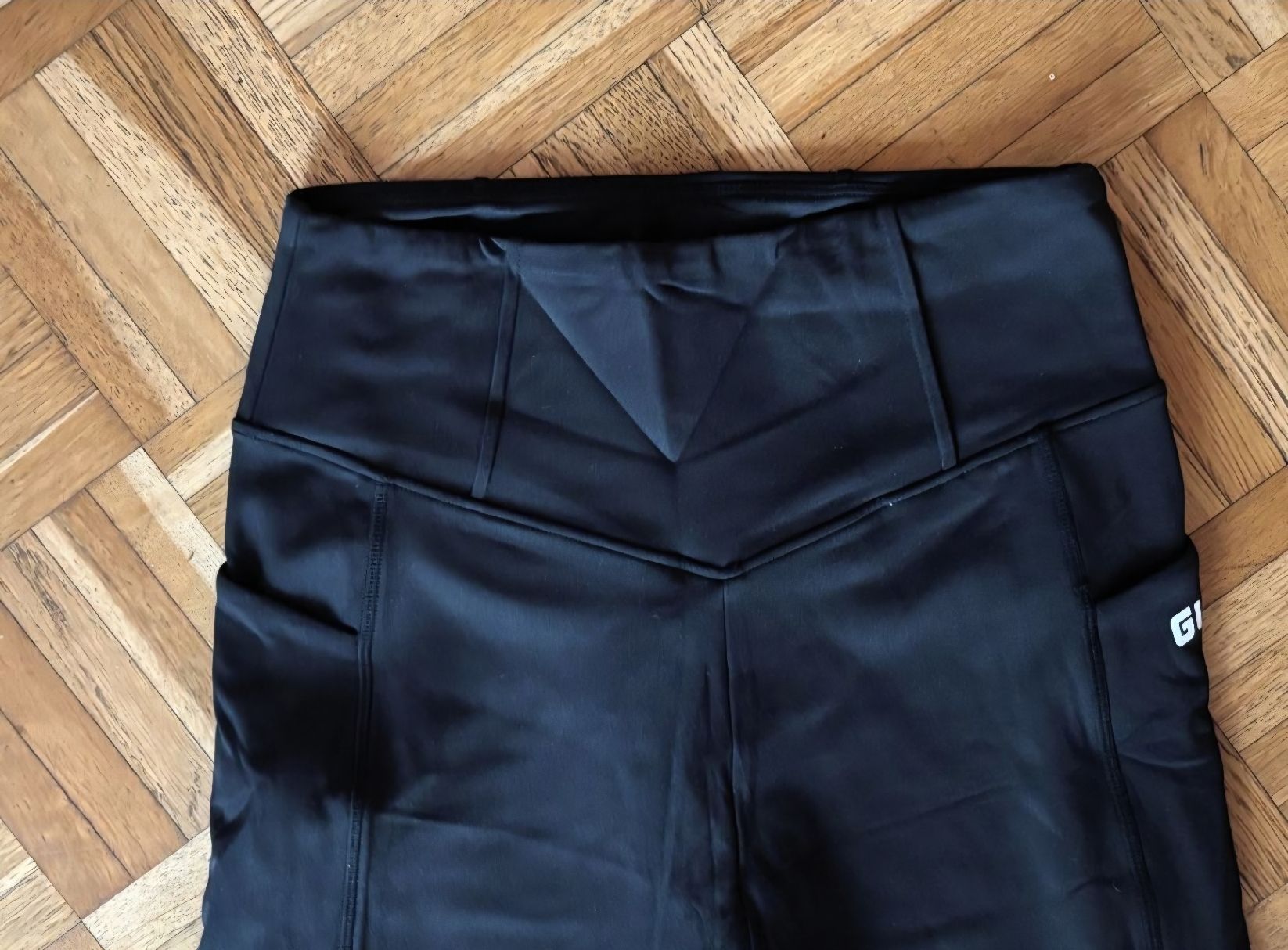Guess Pantaloni: Schwarze  Trainingshose,  GUESS Gr.36/38 – Usato da Interlaken venduto da NataliiaS 6