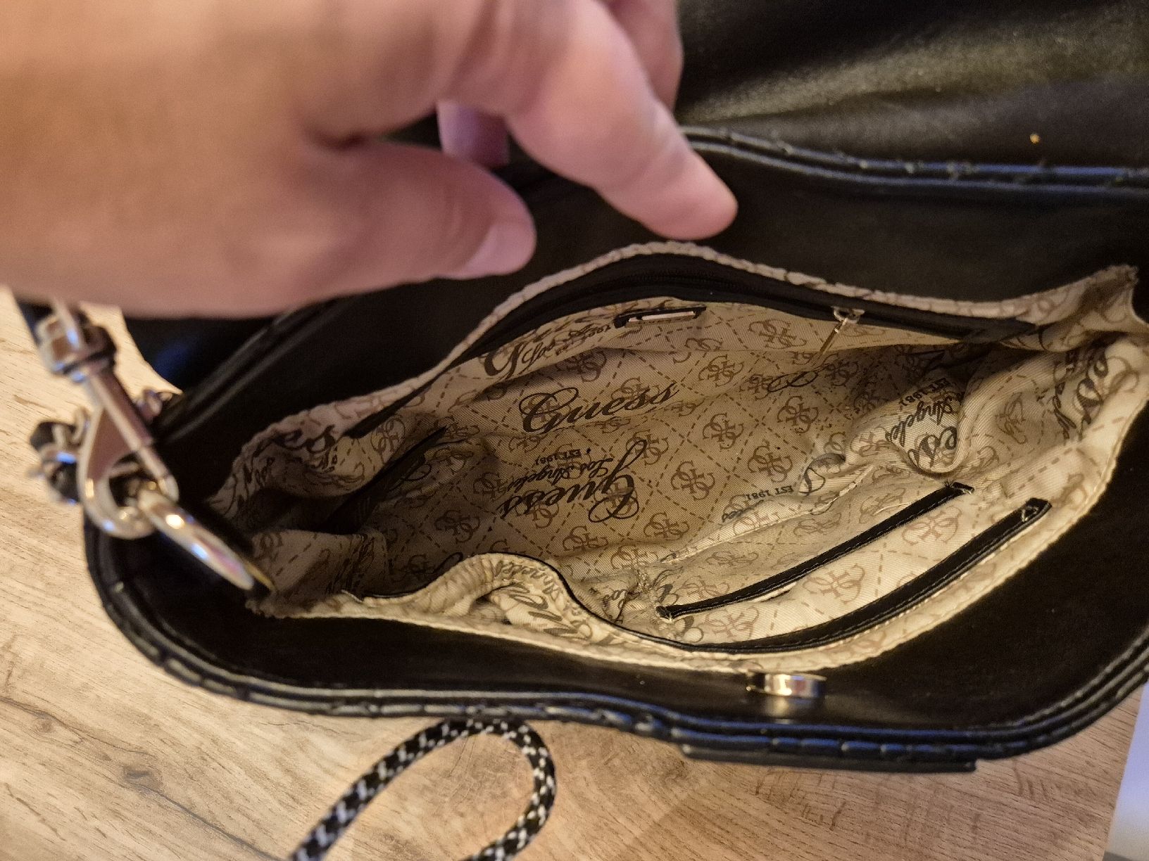 Guess Borse da donna: Sac à main Guess noir élégant – Usato da Courfaivre venduto da LRolle 2