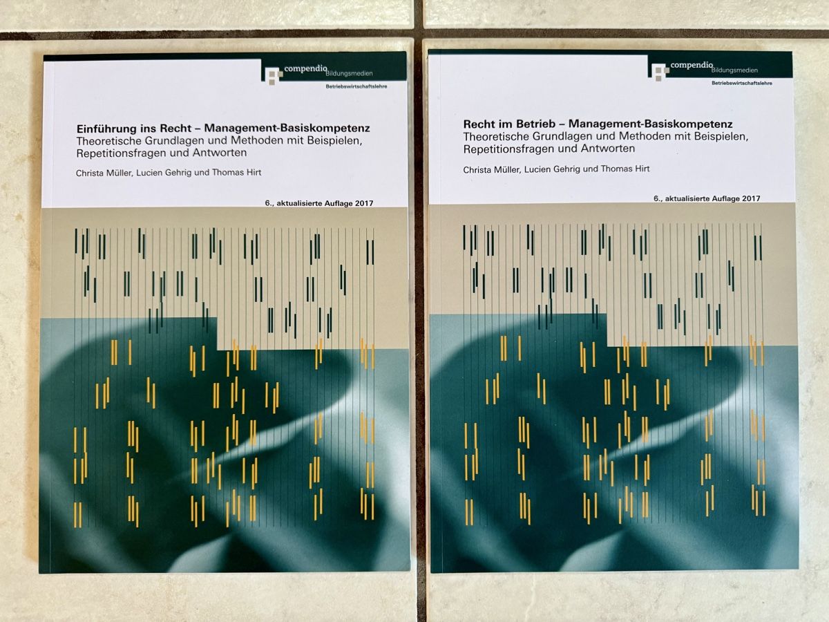 Livres: 2 Rechtsbücher Management-Basiskompetenz compendio – D'occasion à Utzenstorf par Victoria666