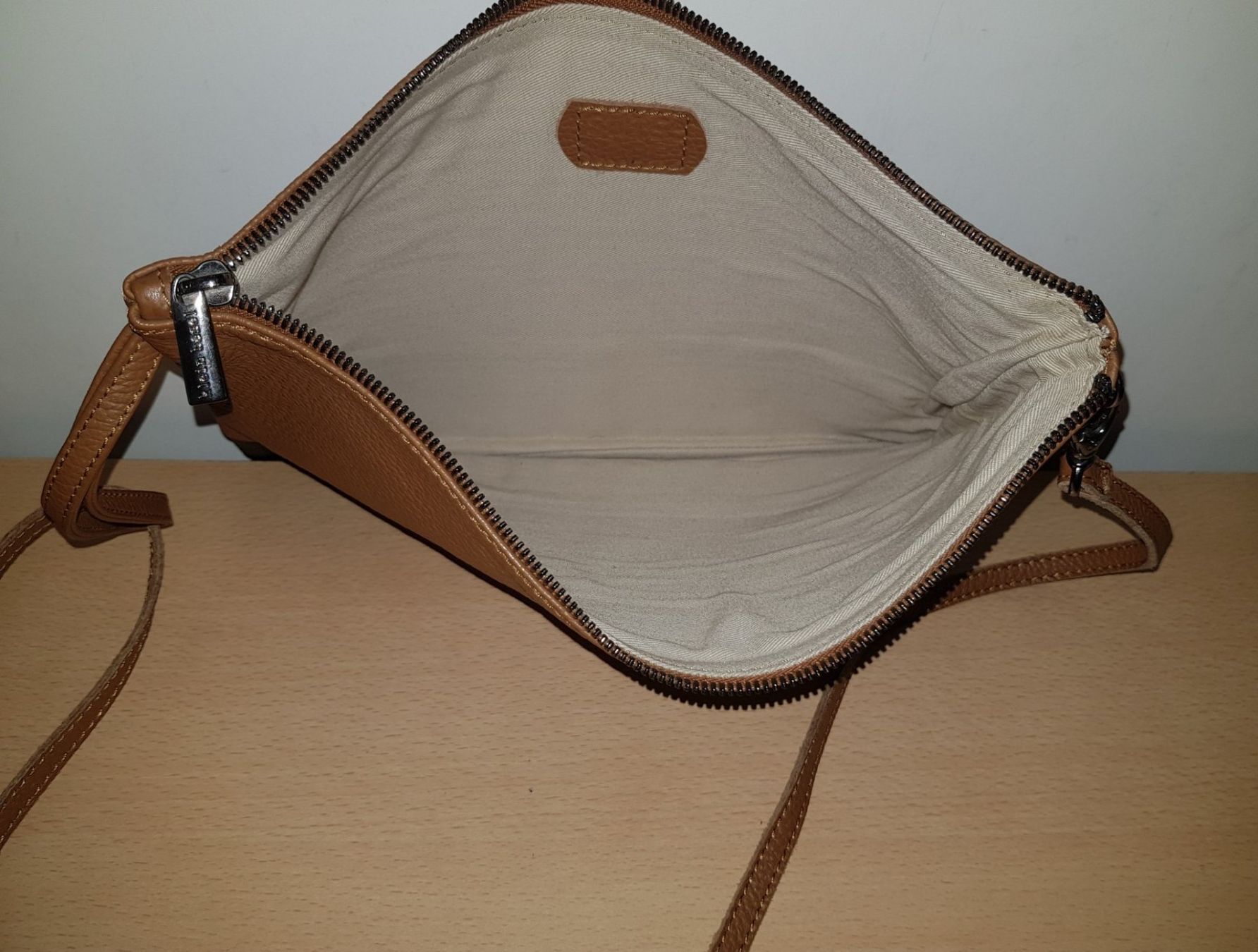 Kleinbasel Borse da donna: Klein Basel Leder Handtasche/Umhängetasche – Usato da Basel venduto da Birs868 4