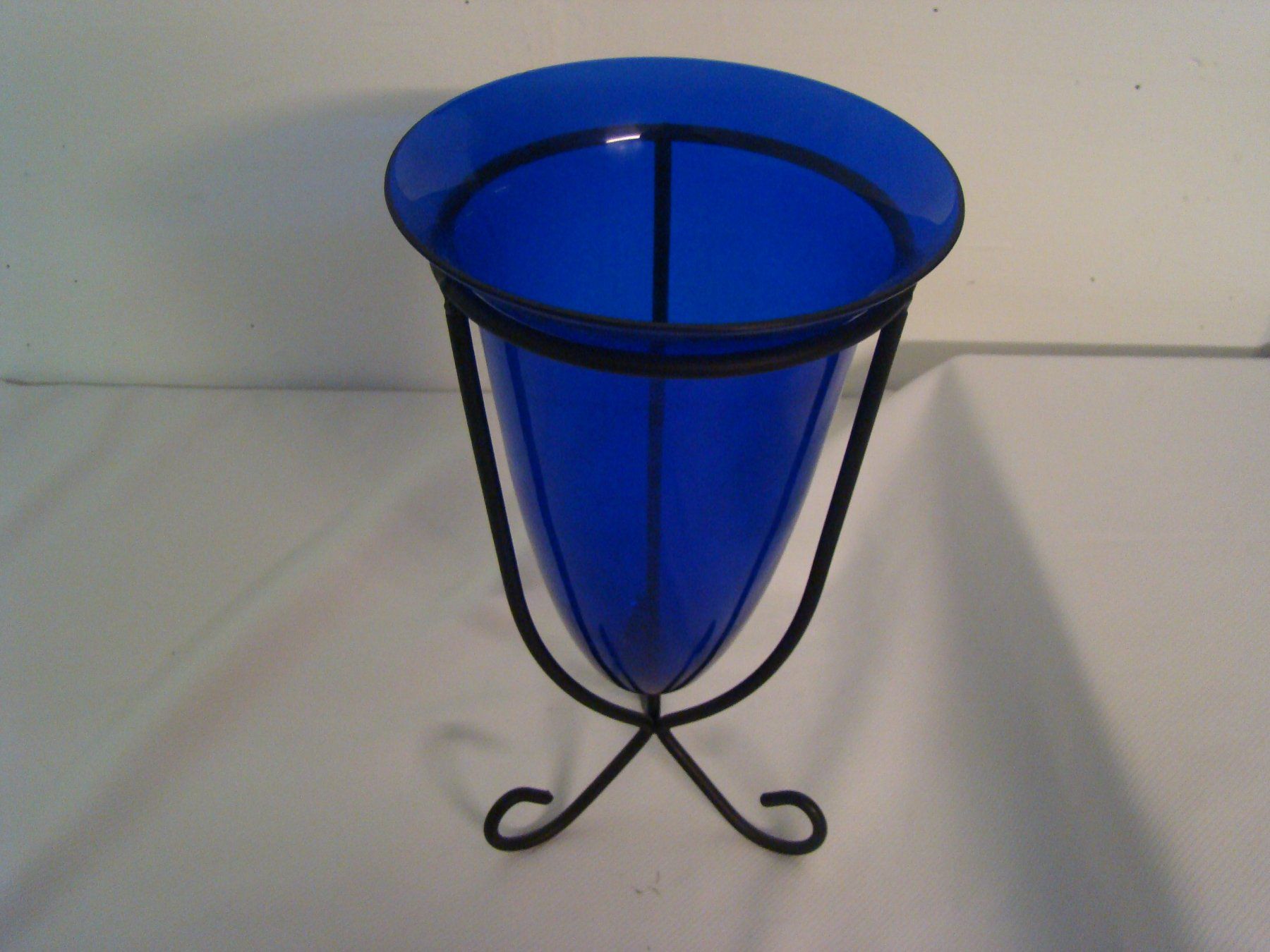 Tutte le decorazioni: Blaue Blumenvase mit Metallständer oder Aperoschale – Usato da Malters venduto da burzi 1