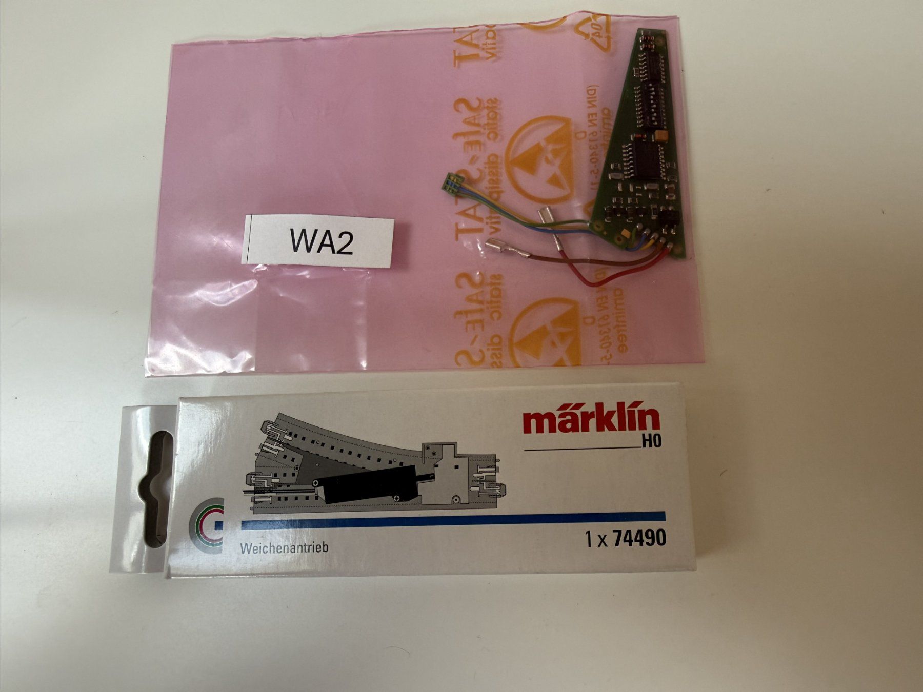 Märklin Modellini di ferrovie: Märklin Weichenantrieb 74490 mit Digitaldecoder 60099 V1.2 – Usato da Rottenschwil venduto da master007pc 1