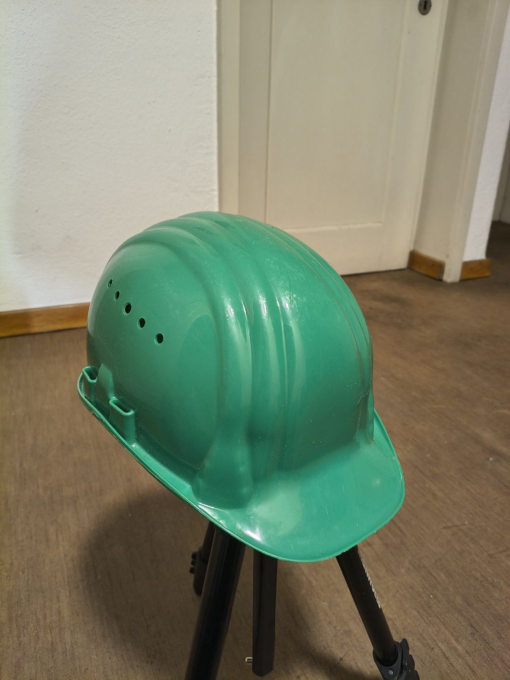 Visage & Oreilles: Green Safety Helmet, Good Condition – D'occasion à Zürich par TrainLine 1
