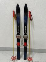 Ski (K), alte Holzski mit Stöcken