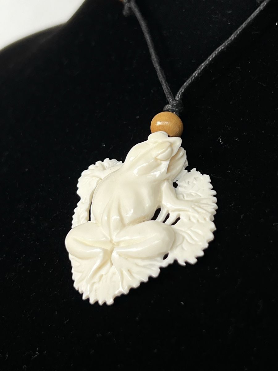 Catenine: Hand-Carved Bone Frog Pendant Necklace Frosch Knochen – Nuovo (secondo la descrizione) da Moehlin venduto da Balirain 5