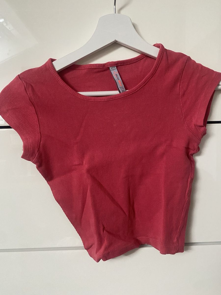 Top: Geripptes Crop Top in Pink Grösse XS – Usato da Obfelden venduto da andrinamariaa