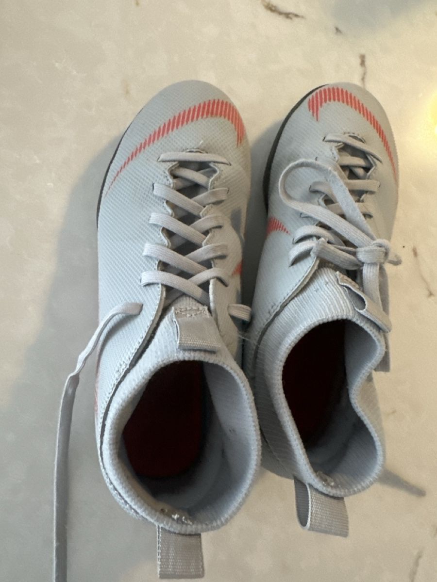Nike Schuhe für Jungen: Nike foot salle taille 37.5 – Gebraucht aus Founex von reb_fws9