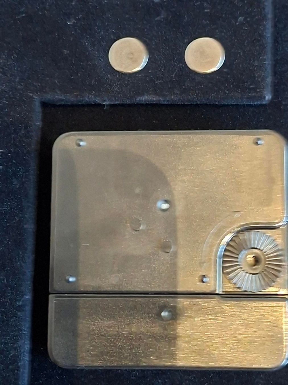 Orologi da terra & Orologi da parete: Tischuhr Quartz mit Silberrahmen, läuft – Usato da Obfelden venduto da Kleha 2