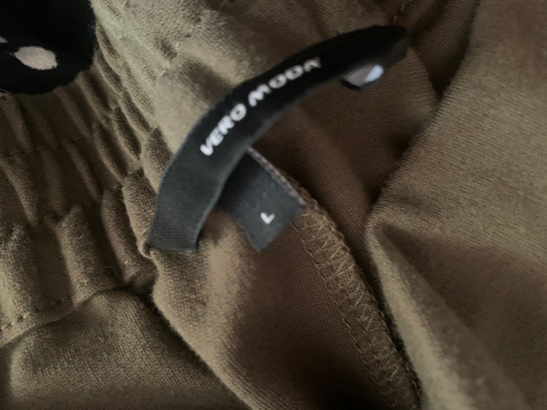 Vero Moda Pantaloni: Shorts Vero Moda, L olive – Usato da St. Gallen venduto da Miousch 4