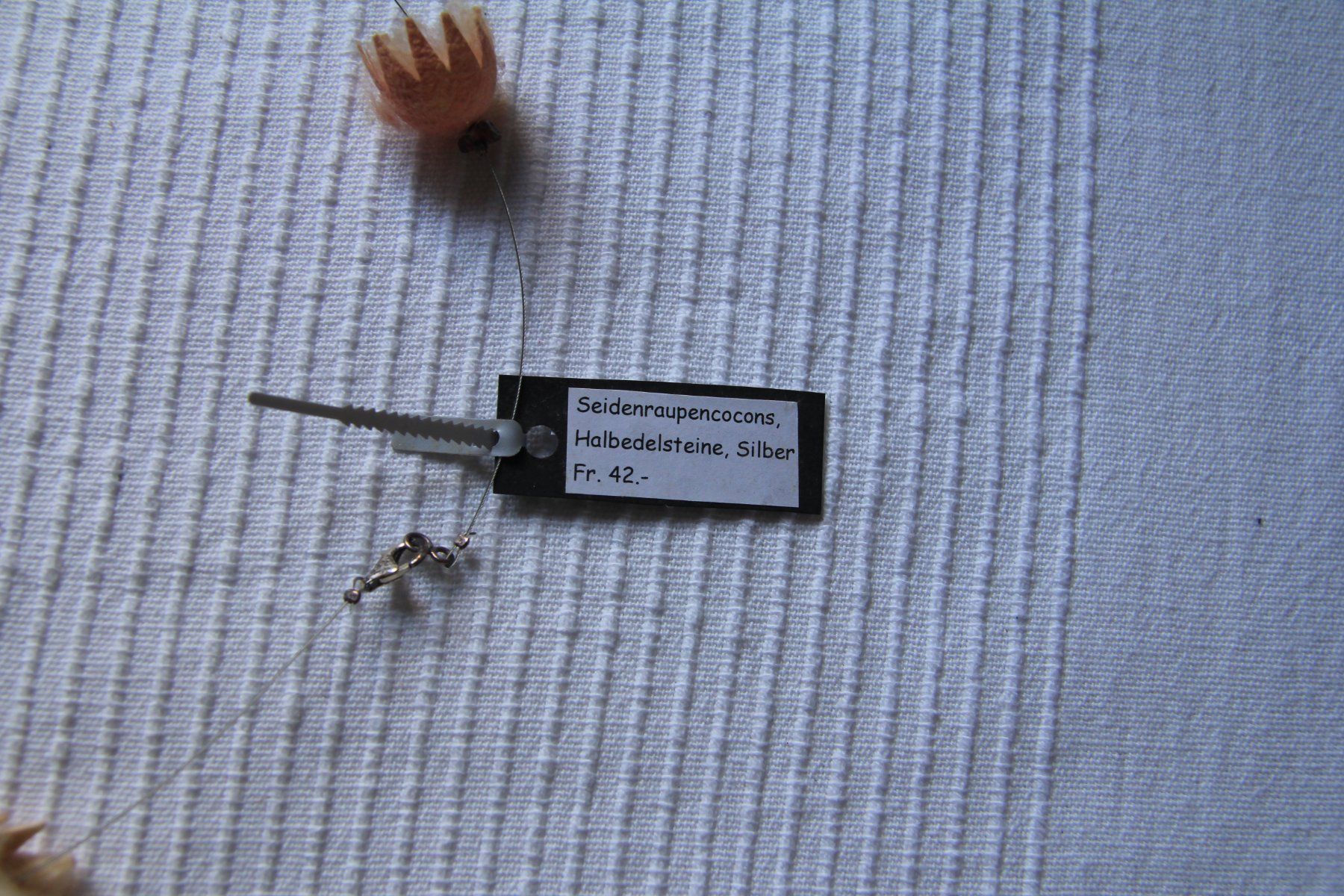 Catenine: Halskette Seidenraupencocons – Nuovo (secondo la descrizione) da Meiringen venduto da Dunkel1 1