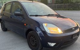 Ford Fiesta dunkelblau 5-türig mit Gebrauchsspuren