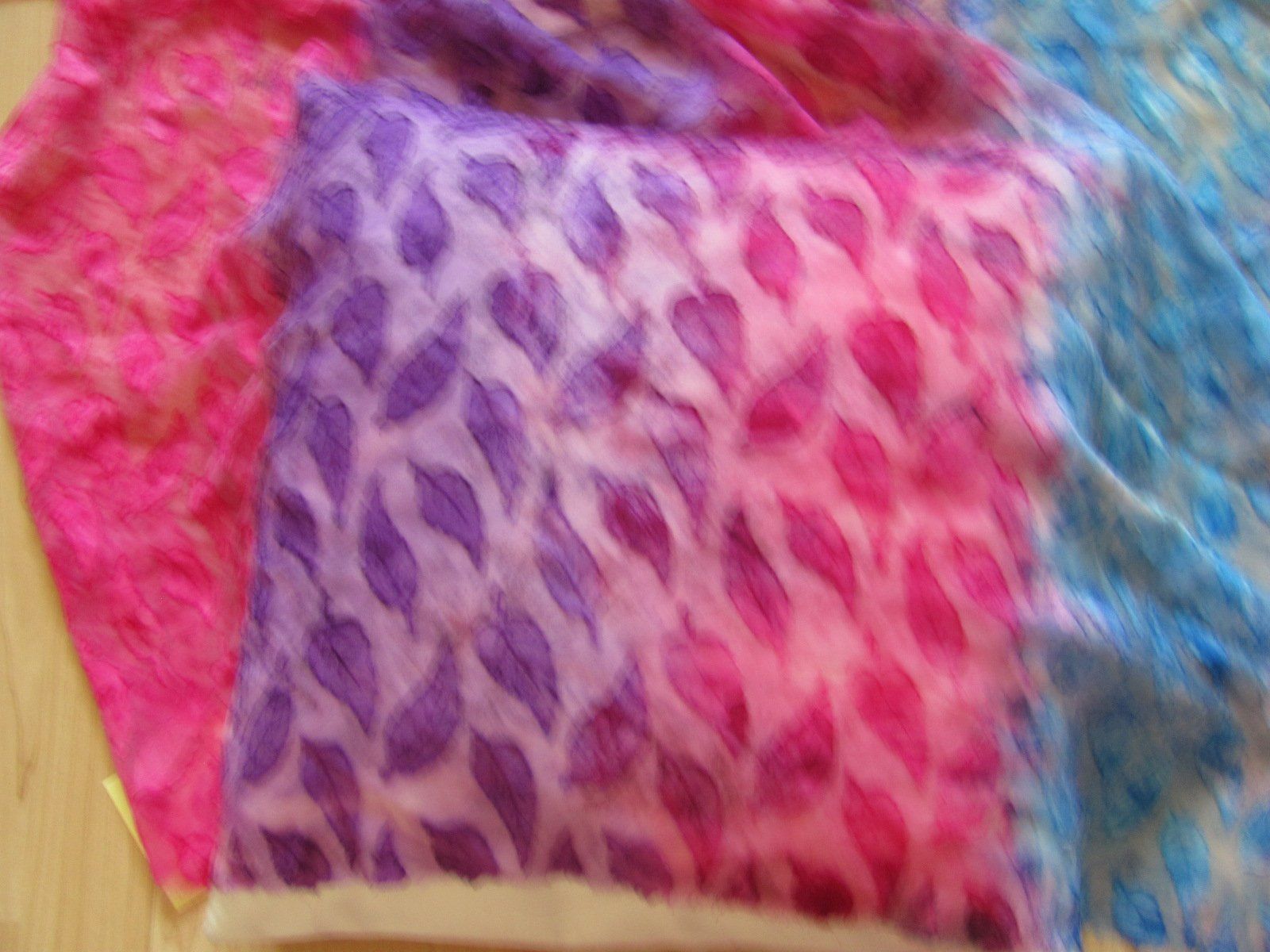 Tessuti: Sommerstoff Chiffon mit Blattmuster, Pink, Blau, Lila – Nuovo e nell'imballaggio originale da Kriens venduto da Miracle49 2