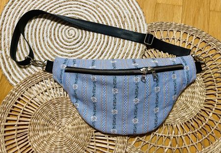 Handgemachte Upcycling Bauchtasche aus Edelweisshemd