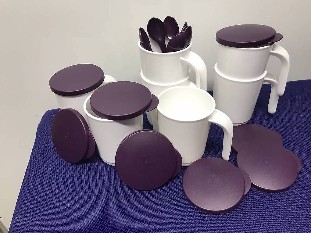 Geschirrsets: 8 Becher mit Deckel und Löffeli – Neu und originalverpackt aus Boswil von MaKoBo