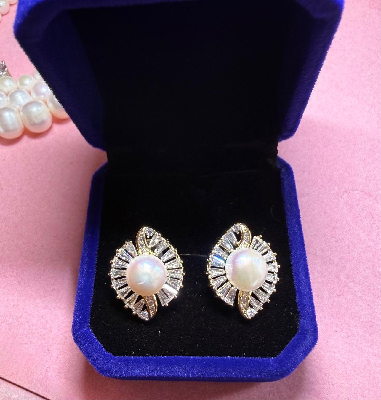 Orecchini pendenti & Orecchini a lobo: Boucles d’oreilles Perle Royale – Nuovo e nell'imballaggio originale da St-Maurice venduto da Sandrinette123 1