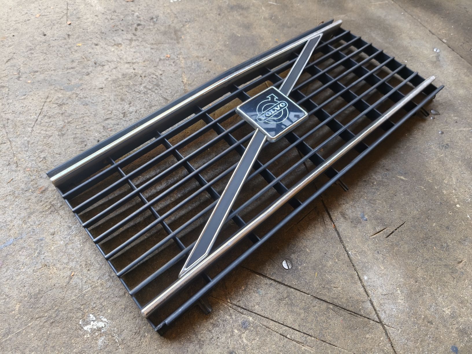 Volvo Alle Autoersatzteile: Volvo 240 Frontgrill -82 – Gebraucht aus Ernetschwil von Volvo0815 1