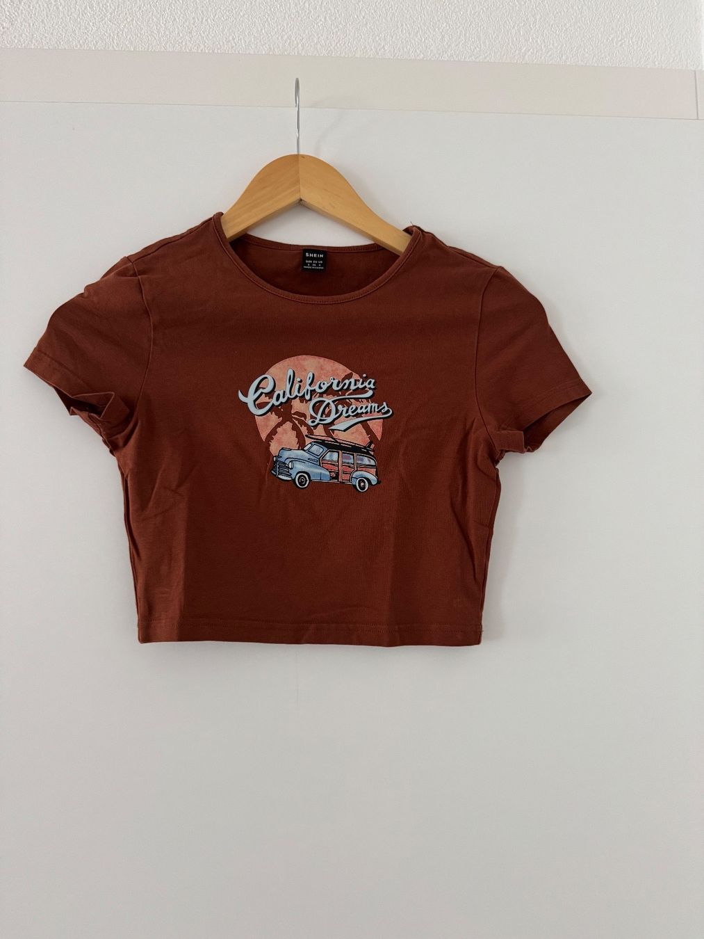 Shein T-Shirts: T-shirt brun "California Dreams" – Neu (gemäss Beschreibung) aus Court von mae_pl7l