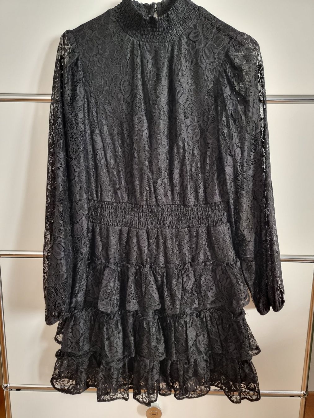 Kleider: EXPRESS - Schwarzes Minikleid aus Spitze – Gebraucht aus Zürich von Nala2811