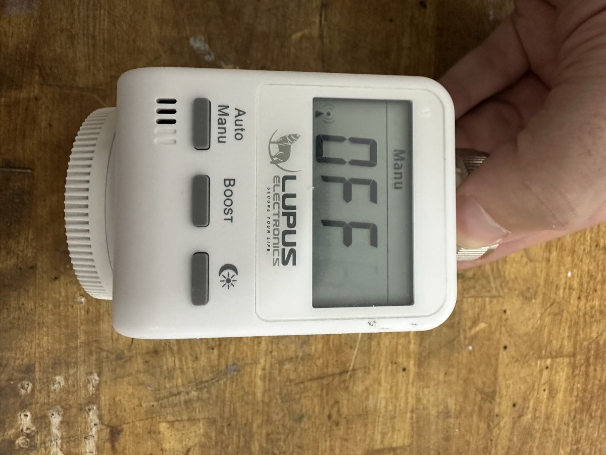 Radiatori: Lupus - 13 Heizkörperthermostate V2 – Usato da Dänikon ZH venduto da Peoples0 4