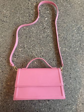Gina Tricot Umhängetasche in Pink